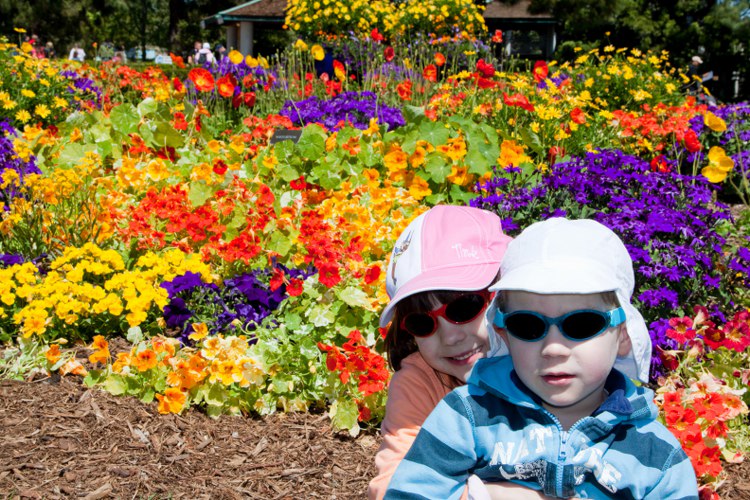 Svenja und Tim am Eingang von Seaworld